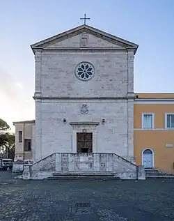 L'entrée principale de l'Académie (sur la droite), sur la piazza di San Pietro in Montorio.