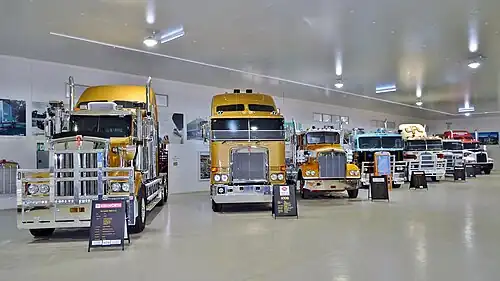 Camions Kenworth, de gauche à droite : un T909 6x4 et un K108.