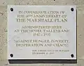 Plaque (en anglais) commémorant le 50e&nbsp;anniversaire du Plan Marshall (The American Club of Paris - 12 décembre 1997 - Façade du 258 rue de Rivoli à Paris).