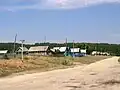 Vue du village de Smolkino&nbsp;(ru), qui compte de nombreuses pierres tombales.