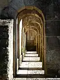 Galerie d'arcades sous les contreforts