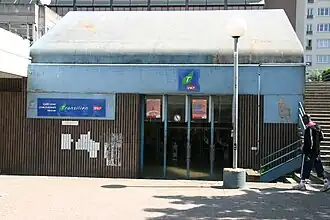 « Gare d'Évry - Courcouronnes Préfecture », à l'entrée cours Blaise-Pascal, en 2007.