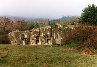 Le bloc 6, sur lequel on voit les créneaux pour canon de 75&nbsp;mm, la cloche GFM à gauche et la cloche JM à droite.
