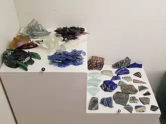 Fragments de verre destinés au recyclage ; découverts dans les ateliers.