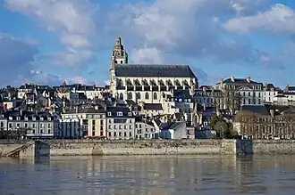 La cathédrale vue depuis le quai Amédée-Contant, en Vienne.