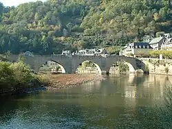 Le pont surplombant le Lot à Estaing.