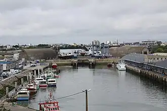 Les deux Dom-Bunker de chaque côté de la cale du port de pêche de Keroman.