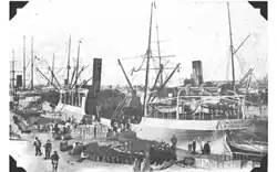 Photo noir et blanc d'un navire dans un port