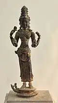 Avalokiteśvara (vêtu comme un prince, et, dans sa coiffure, le jina Amitābha. Xe&nbsp;siècle (?). Bronze doré. MH Vietnam[23]