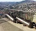 Canons russes au pied de la statue.