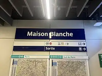 Panneau indiquant le nom de la station.