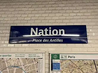 Panneau indiquant le nom de la station.