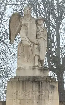Groupe sculpté au sommet du monument.