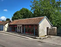 La fontaine-lavoir.