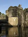 Les tours de La Trémoille et de Plesguen qui entourent la Porte Notre-Dame.