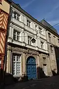 L'hôtel de Brie depuis la rue du Chapitre. Le portail bleu, passage sous l'hôtel, a été rouvert à l'occasion des travaux de 1990.