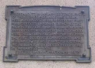 Plaque sur le monument à l'angle de West Terrace