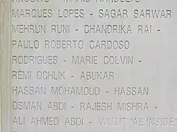 Détail de la stèle de 2012, sur laquelle sont gravés (entre autres) les noms de Marie Colvin et Rémi Ochlik.