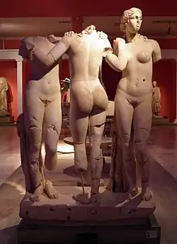 Groupe des Trois Graces, trouvé dans les thermes du Sud, Pergé. Marbre blanc à grains fins. H. 1,79&nbsp;m