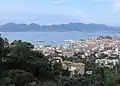 Vue sur l'Esterel, la baie et la ville de Cannes depuis Super Cannes.