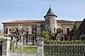 Vu d'ensemble du logis de la Pirounelle de Chef-Boutonne, maison caractéristique de l'architecture rurale du 17e siècle.