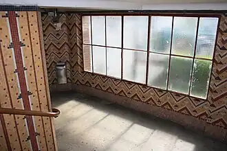 Intérieur du bâtiment : escalier menant à la passerelle.
