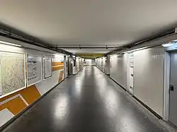 Couloir menant aux sorties de l'accès no&nbsp;2.