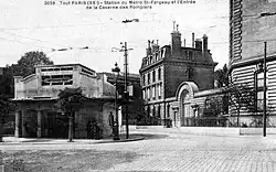 Entrée de la station Saint-Fargeau, avec son édicule caractéristique, vers 1920.