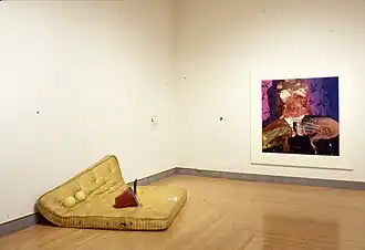 Sarah Lucas, Au Naturel (à g.).