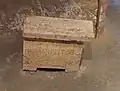 Sarcophage architectonique en pierre, avec inscription, de la chambre principale.