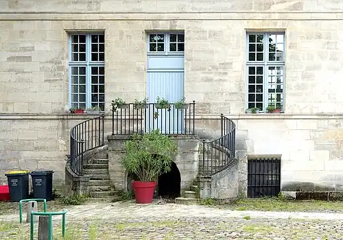 La maison du Fontainier (façade). On distingue bien les appartements du fontainier, accessibles par l'escalier, des ouvrages techniques de l'aqueduc en semi-sous-sol.