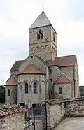 Chevet au nord-est montrant l'abside et les deux absidioles.