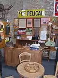 Estaminet flamand avec un jeu de puces sur la table.