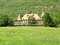 Le château vu depuis la fontaine.