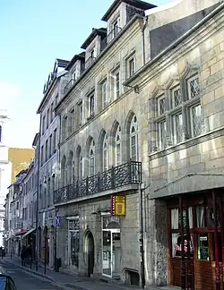 L'ancienne synagogue de Besançon, qui pourrait être la première du genre oriental en France et peut-être avoir inspirée partiellement l'actuel lieu de culte du quai de Strasbourg.