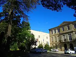 La façade vue de la cour.