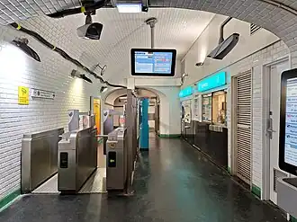 Vue de la salle de distribution des titres de transport.