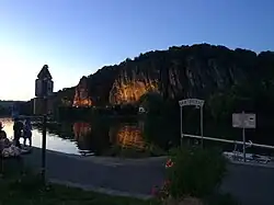 La falaise où le roi Albert I fit une chute mortelle (vue à partir de la rive droite).