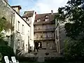 Cour intérieure de l'hôtel de l'Ange, ancienne poste à chevaux dans la rue Vieille de Paris.