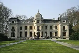 Le château dans le parc.