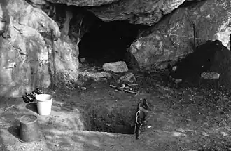 Sondage archéologique de 1982 pratiqué sous le porche de la grotte.