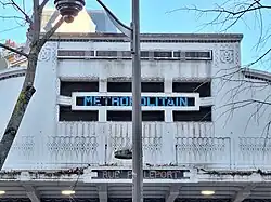 Détail de l'enseigne sur le fronton du bâtiment.