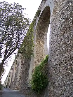 Arches de l'aqueduc côté nord-est, non loin de la tour du Levant.