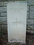 Pierre tombale commune pour 12 soldats inconnus tombés pendant la guerre.