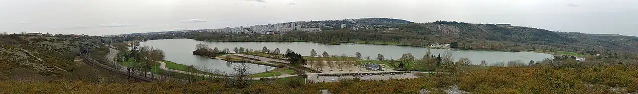 Vue panoramique du lac Kir depuis Talant.