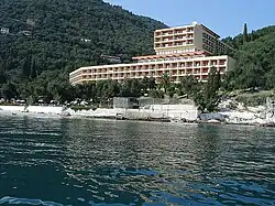 Immeuble moderne au bord de la mer, dans une forêt