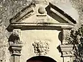 Fronton de l'entrée de la tour escalier du logis de la Pirounelle, avec des symboles alchimiques tels que le lion, l'athanor, la sphère armillaire et la feuille d'acanthe.