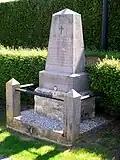 Le monument des otages de Senlis à Chamant.