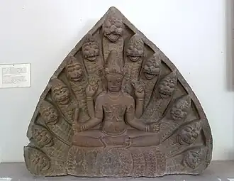 Vishnou trônant sur le serpent Ananta. Tympan. Trà Kiệu. Xe&nbsp;siècle. Grès H. 125&nbsp;cm.[112]