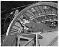 Deux ouvrières rivettent le fuselage.